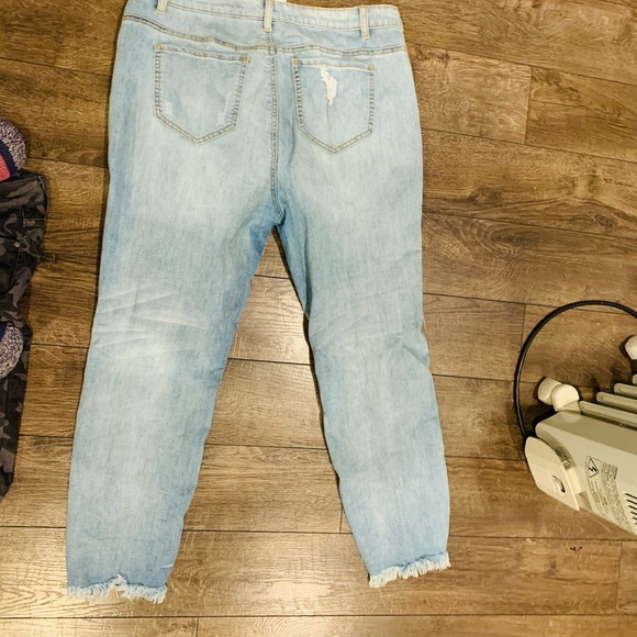 FashionNova distressed ankle jeans - Picture 5 of 7